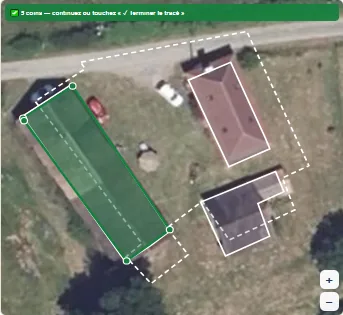 Vue satellite d'une maison : le toit à démousser est tracé point par point et sa surface calculée